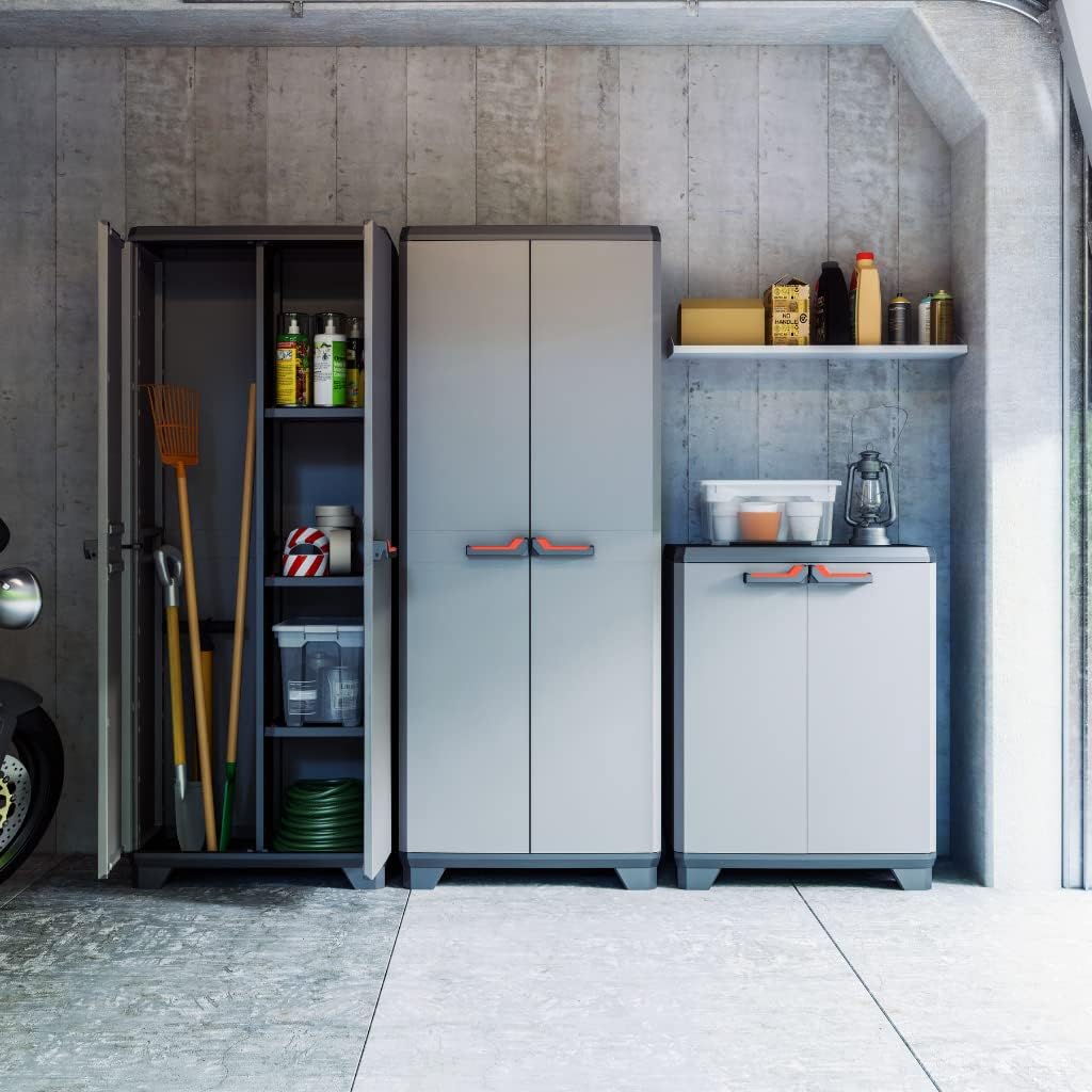 KETER Armoire Basse STILO - Armoire de Rangement Verouillable en Plastique - Étagère et Pieds Ajustables, Poignée Soft Touch - Cuisine, Garage, Atelier, Placard - 68 x 39 x 90 cm - Gris/Noir/Rouge – Image 3