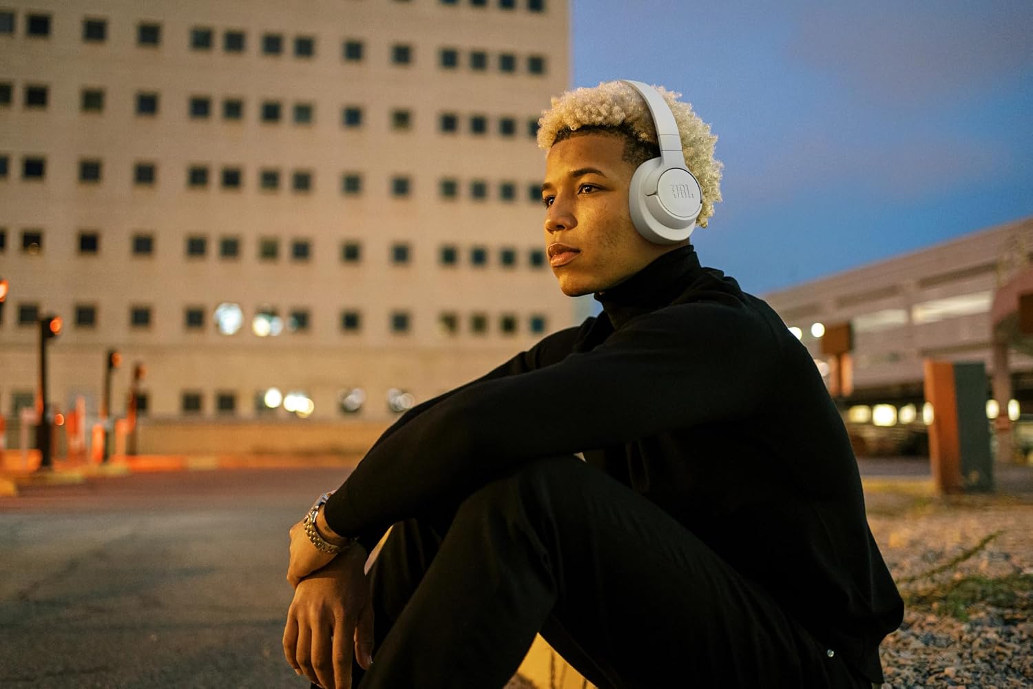 Casque sans fil JBL Tune 720BT, léger et confortable, Bluetooth 5.3, jusqu'à 76 heures d'autonomie, charge rapide, son JBL Pure Bass, noir – Image 10
