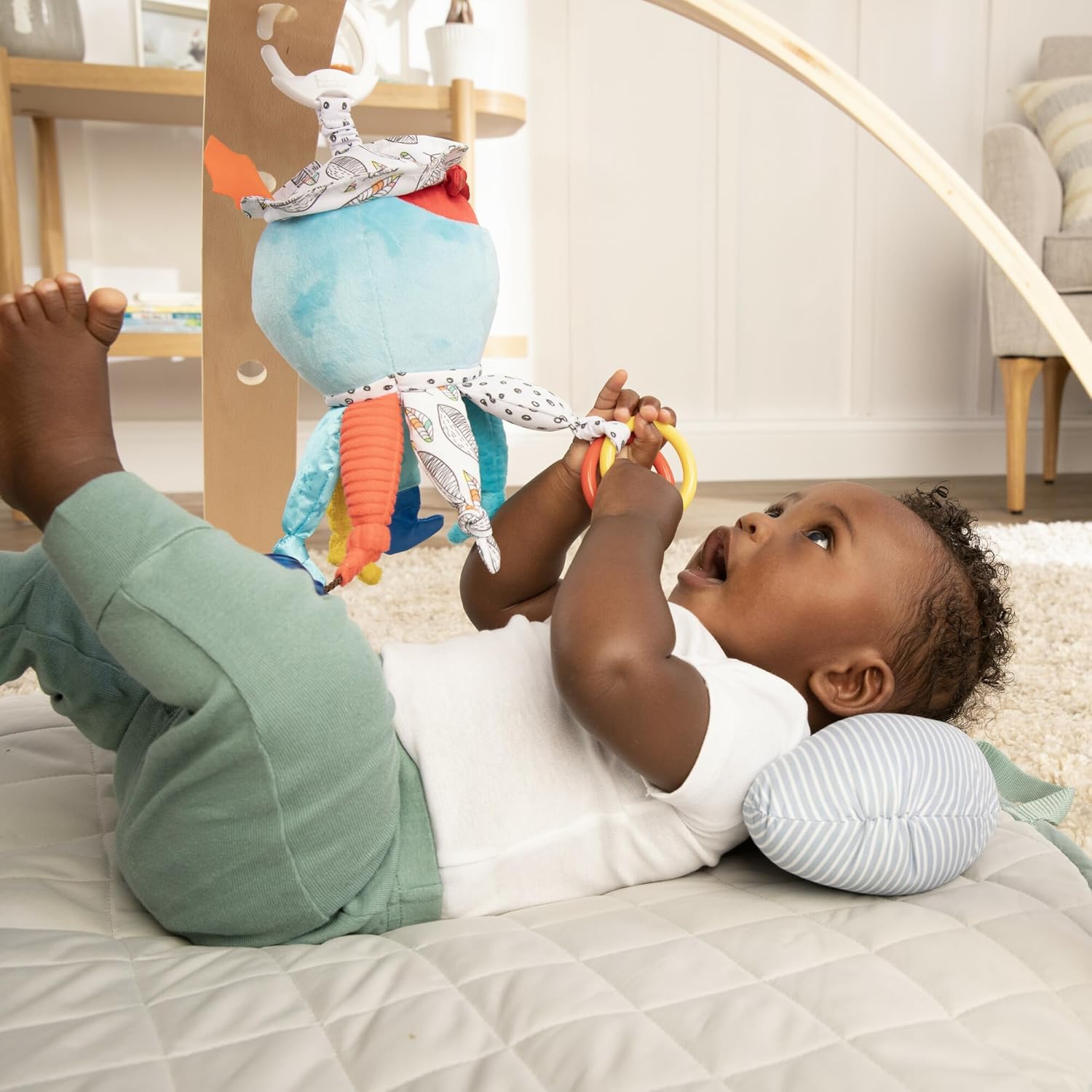 Jouet sensoriel pour bébé Lamaze Captain Calamari de 0 à 6 mois, landau et poussette à clipser. – Image 5