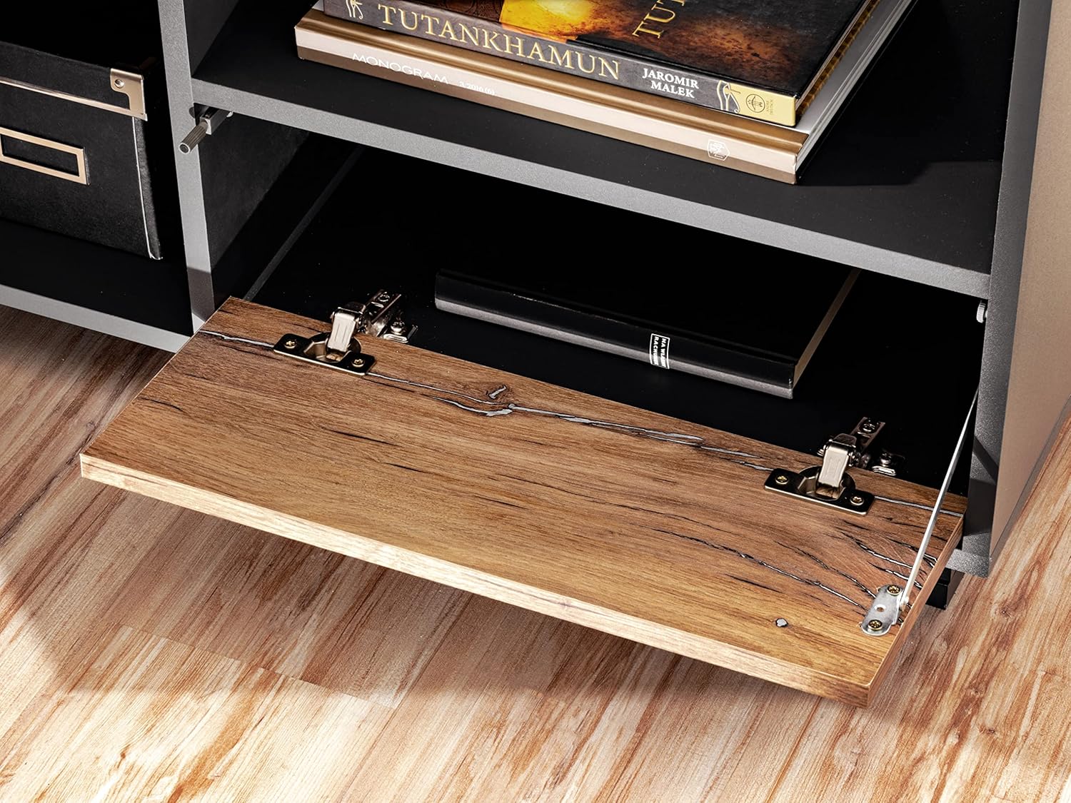 Table basse Orvieto, chêne anthracite noir, portes, pieds, étagère – Image 8