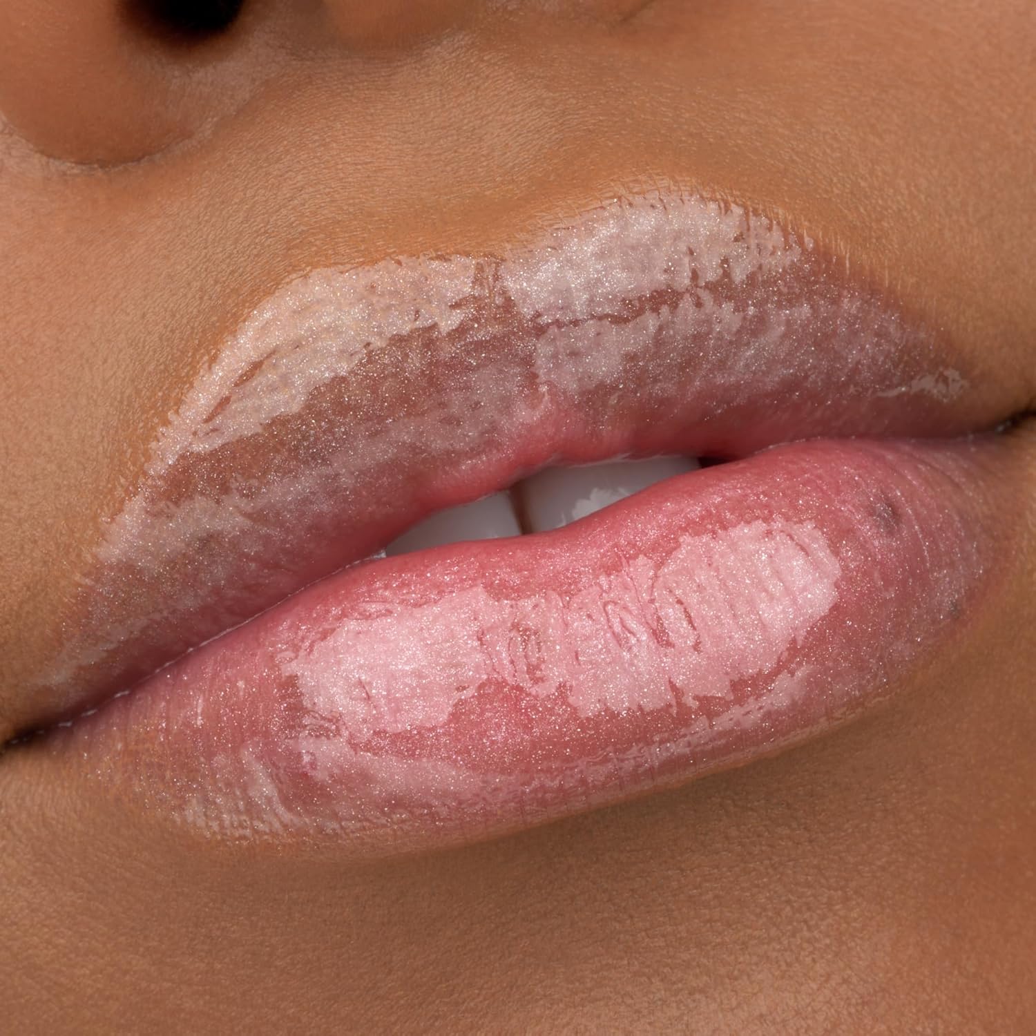 Essence – Qu'est-ce que le faux ! Gloss à lèvres repulpant - 01 Oh My Plump! – Image 5