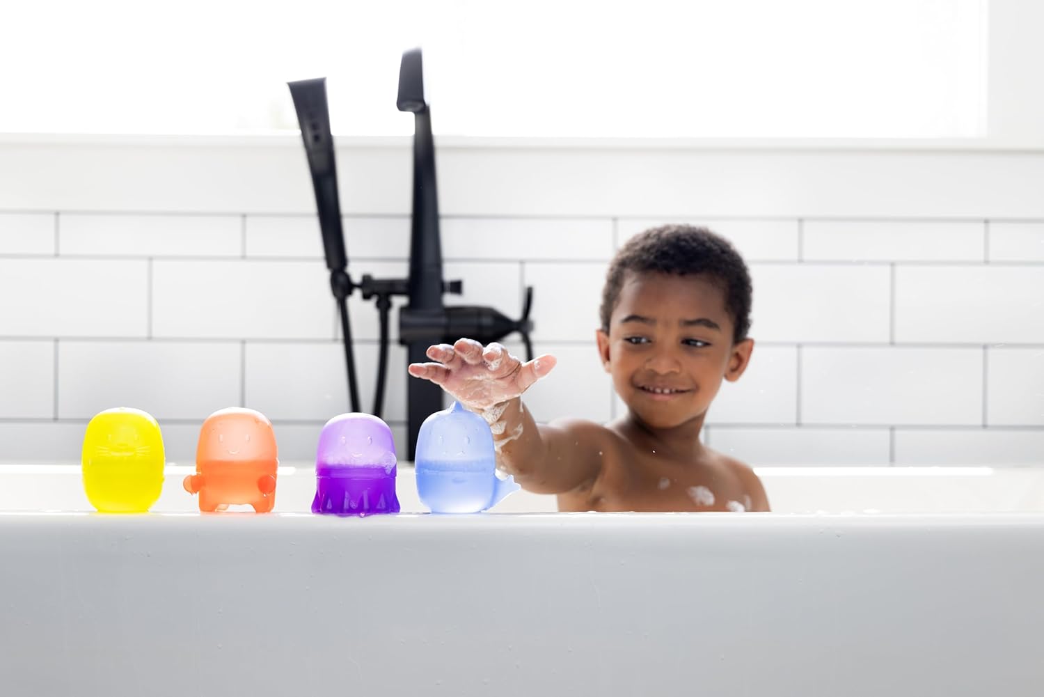 Ubbi Lot de 4 jouets de bain translucides interchangeables pour bébé et tout-petit, jouets de baignoire colorés à mélanger et assortir pour bébé – Image 5