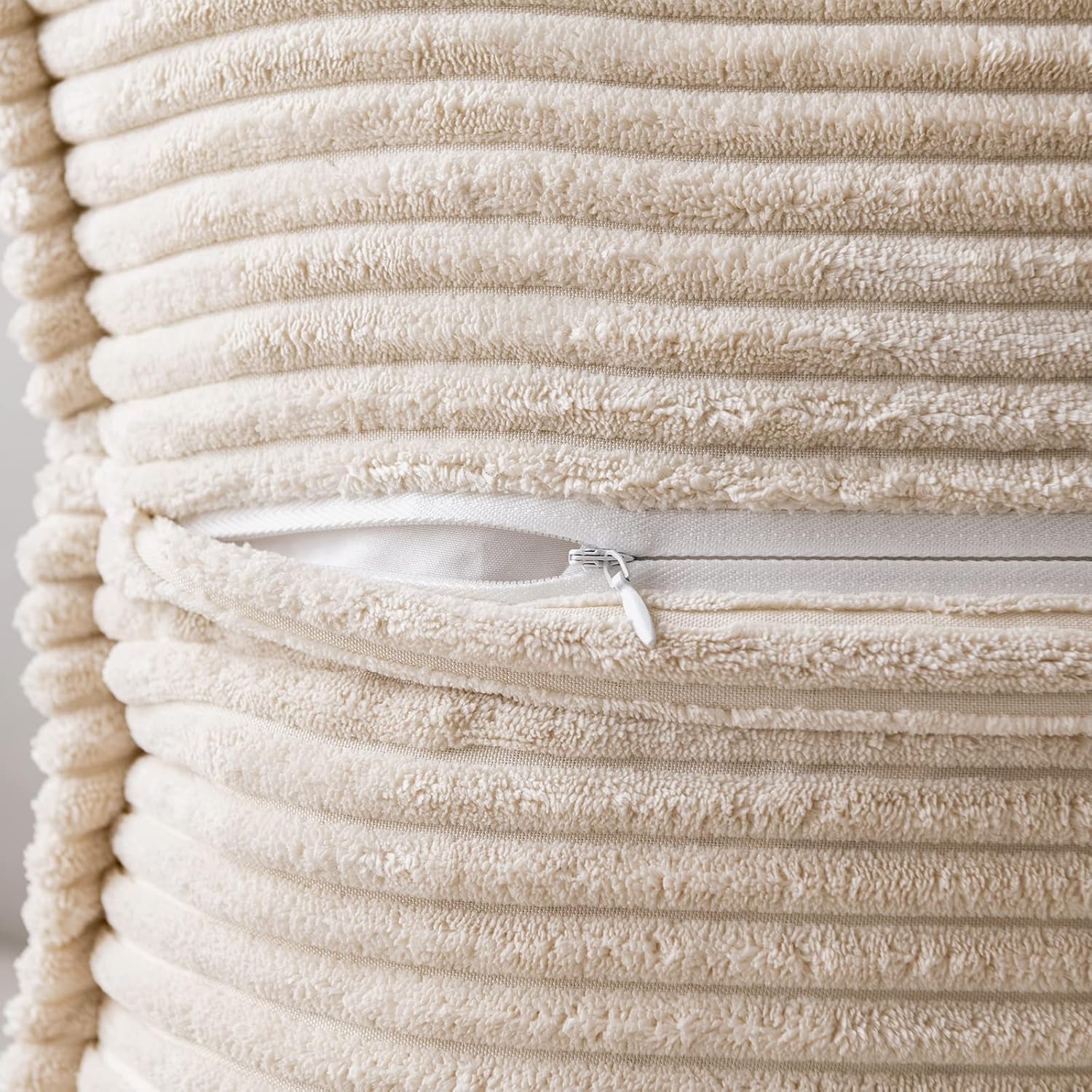 MIULEE Lot de 2 housses de coussin en velours côtelé, carrées, décoratives, douces, pour la décoration de la maison, du canapé, de la chambre à coucher, crème, 40 x 40 cm – Image 4
